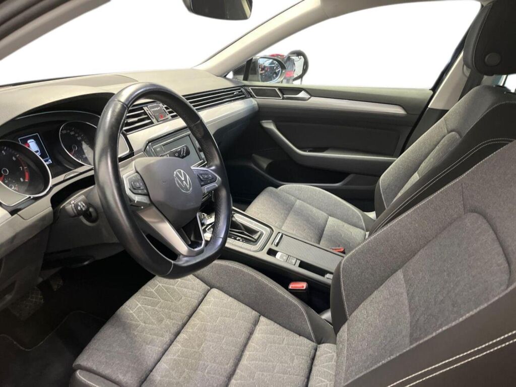 Volkswagen Passat 2023 Musta