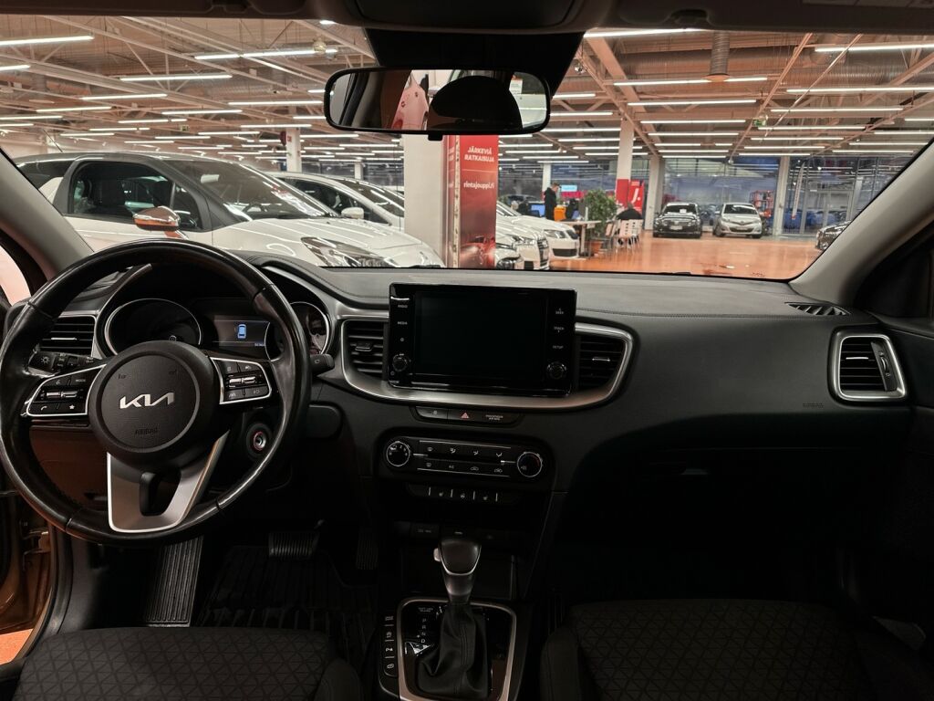 Kia Ceed 2022 Ruskea (beige)
