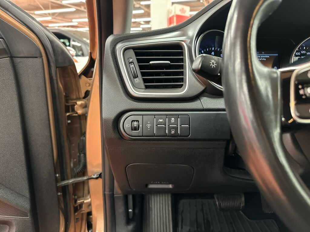 Kia Ceed 2022 Ruskea (beige)