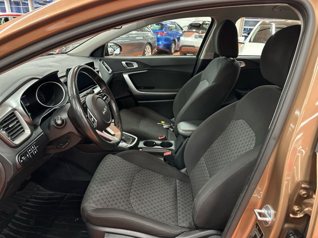 Kia Ceed 2022 Ruskea (beige)