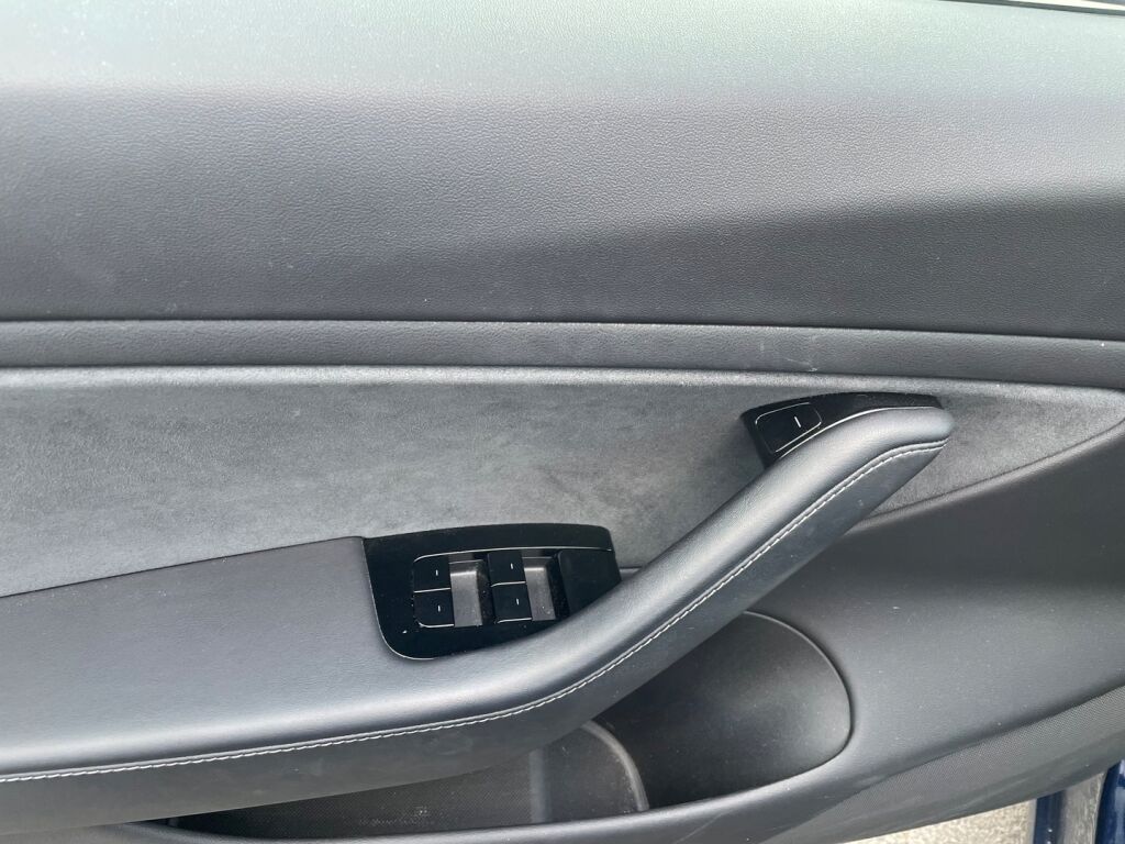 Tesla Model 3 2019 Sininen