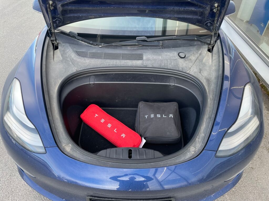 Tesla Model 3 2019 Sininen
