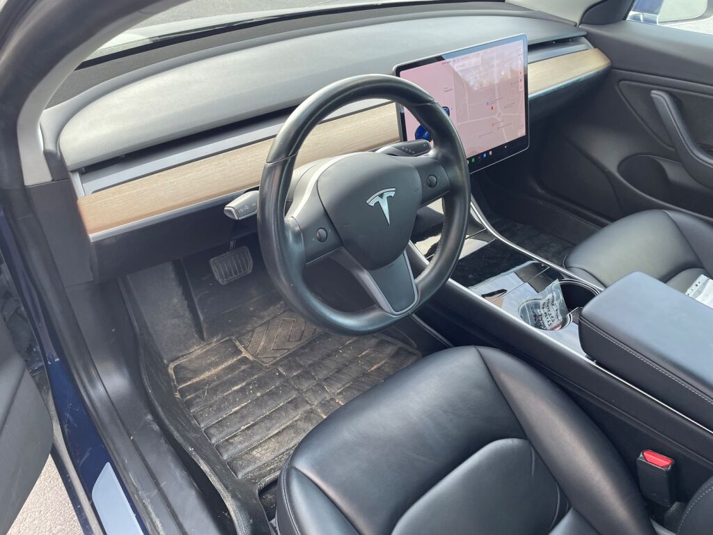 Tesla Model 3 2019 Sininen
