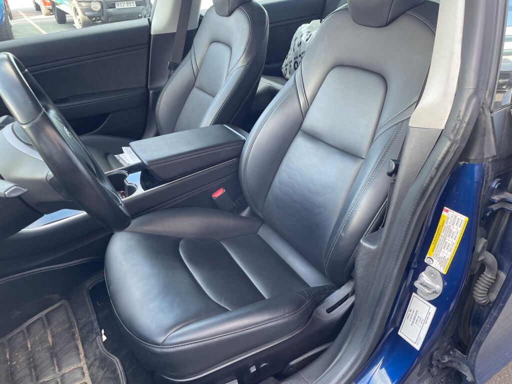 Tesla Model 3 2019 Sininen