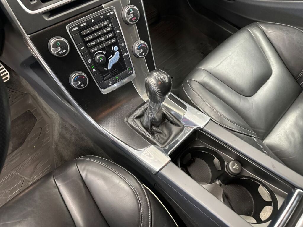 Volvo S60 2013 Punainen