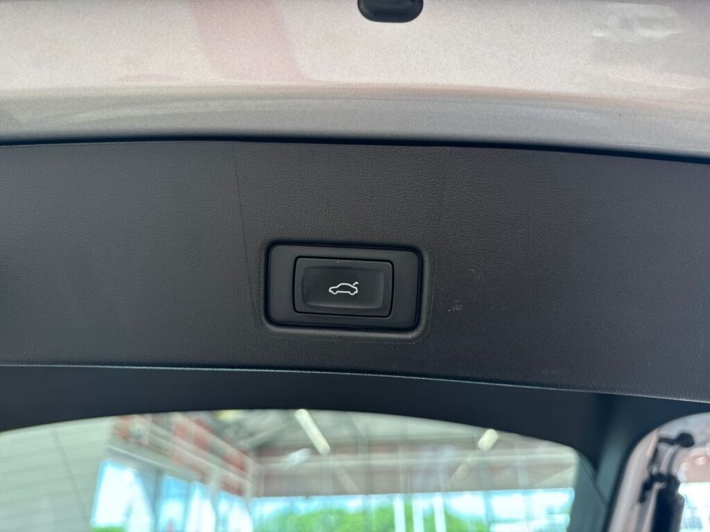 Audi Q4 e-tron 2023 Metalli hopea(Floret-hopea)