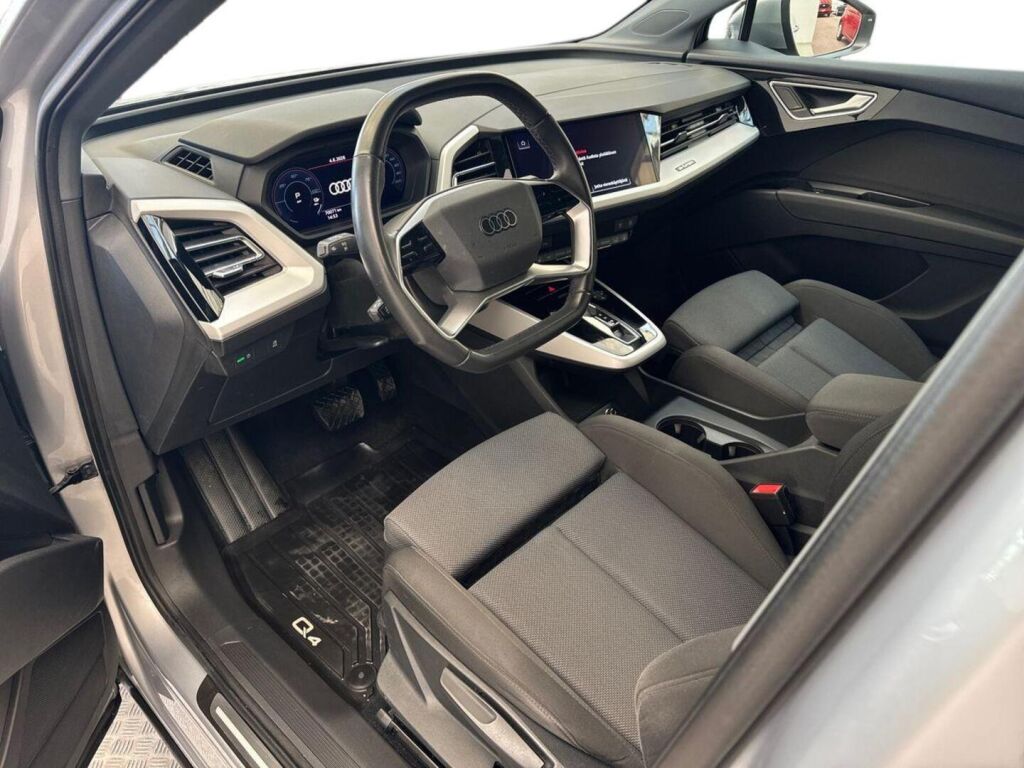 Audi Q4 e-tron 2023 Metalli hopea(Floret-hopea)