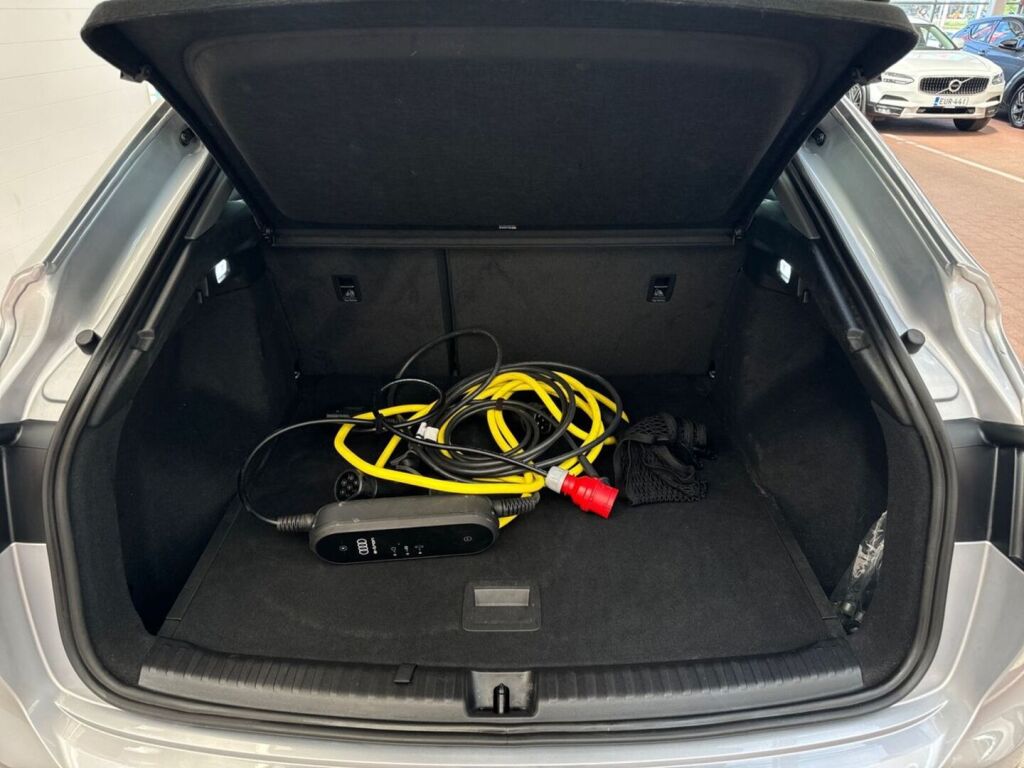 Audi Q4 e-tron 2023 Metalli hopea(Floret-hopea)