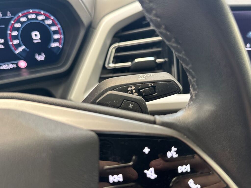 Audi Q4 e-tron 2023 Metalli hopea(Floret-hopea)