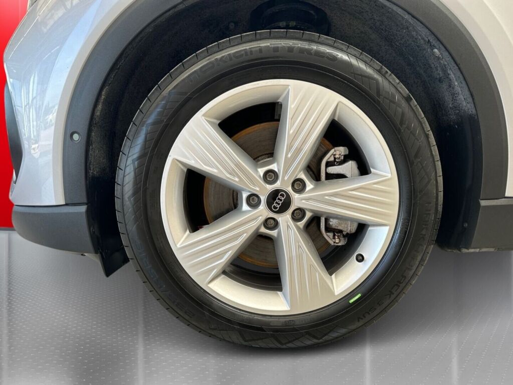 Audi Q4 e-tron 2023 Metalli hopea(Floret-hopea)