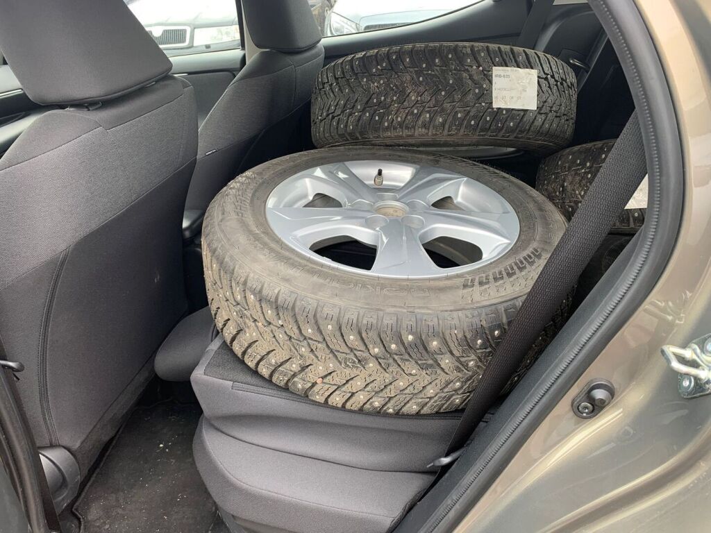 Toyota Yaris 2023 Ruskea (beige)