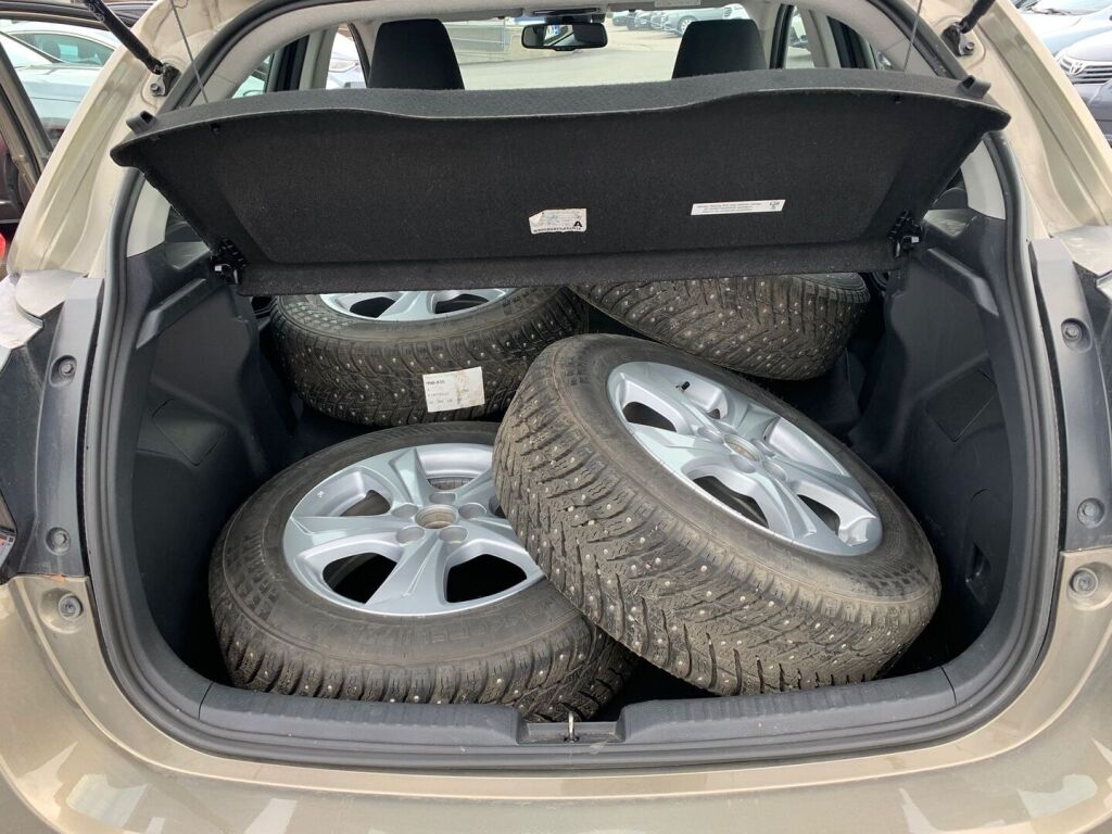 Toyota Yaris 2023 Ruskea (beige)