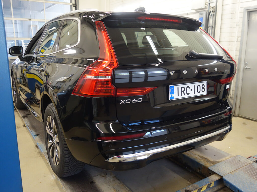 Volvo XC60 2023 Musta