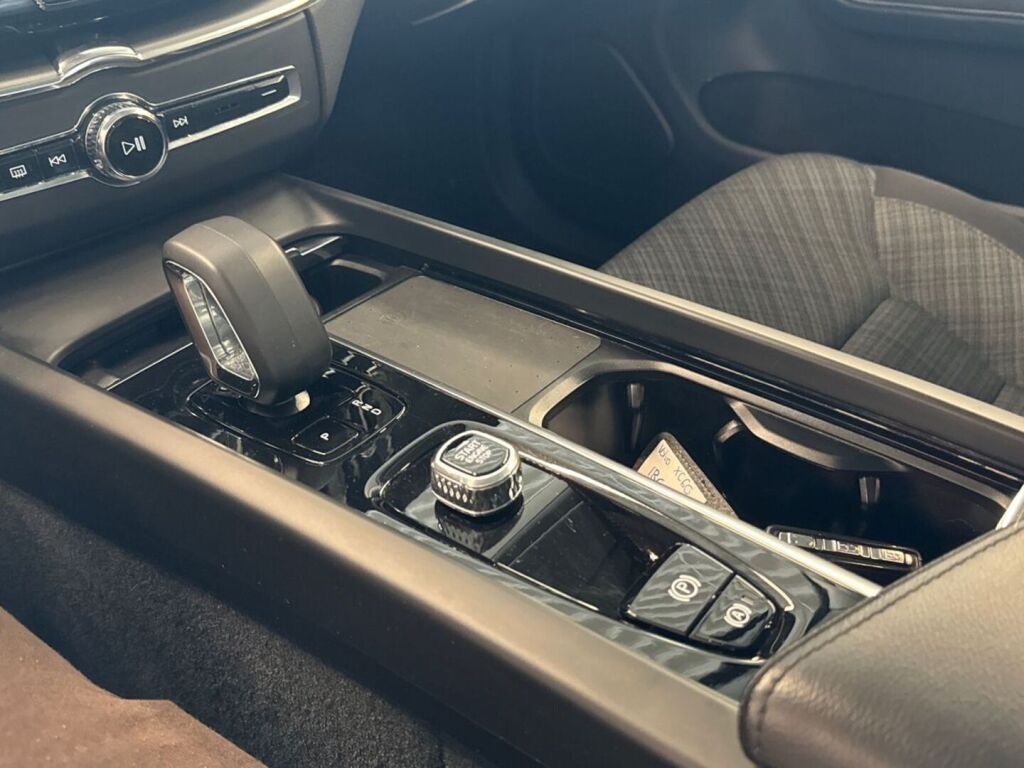Volvo XC60 2023 Musta