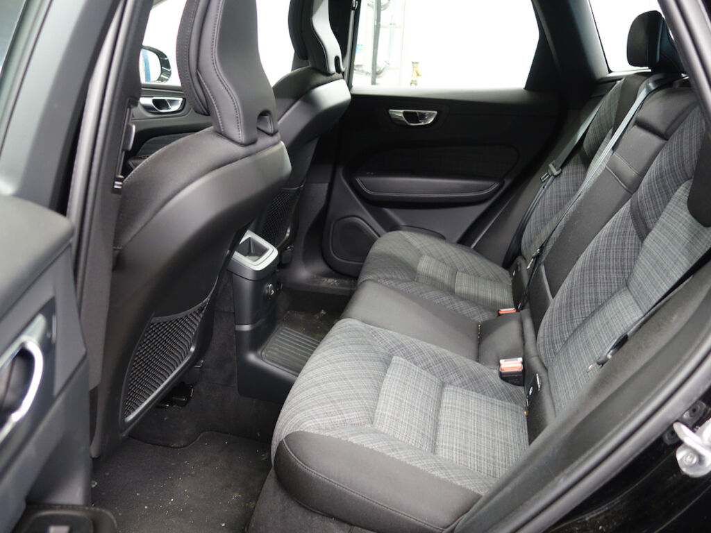 Volvo XC60 2023 Musta
