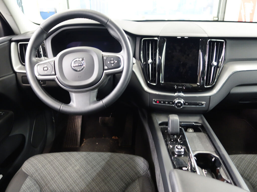 Volvo XC60 2023 Musta