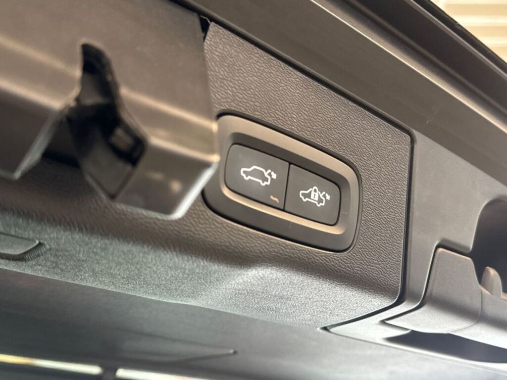 Volvo XC60 2023 Musta