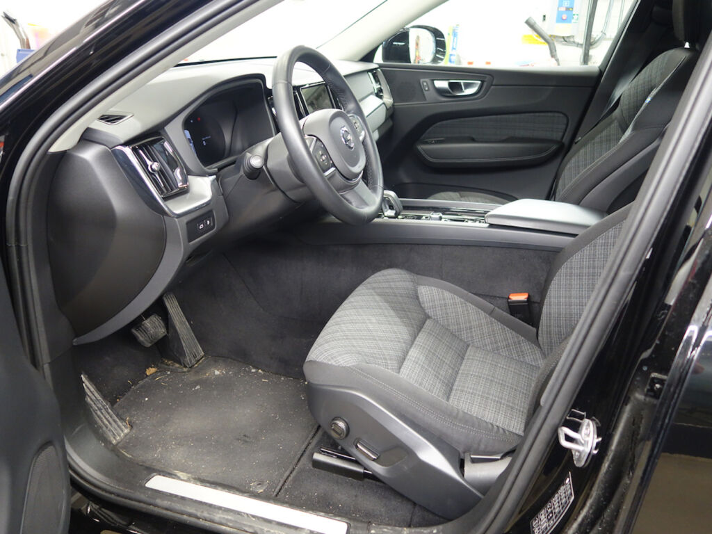 Volvo XC60 2023 Musta