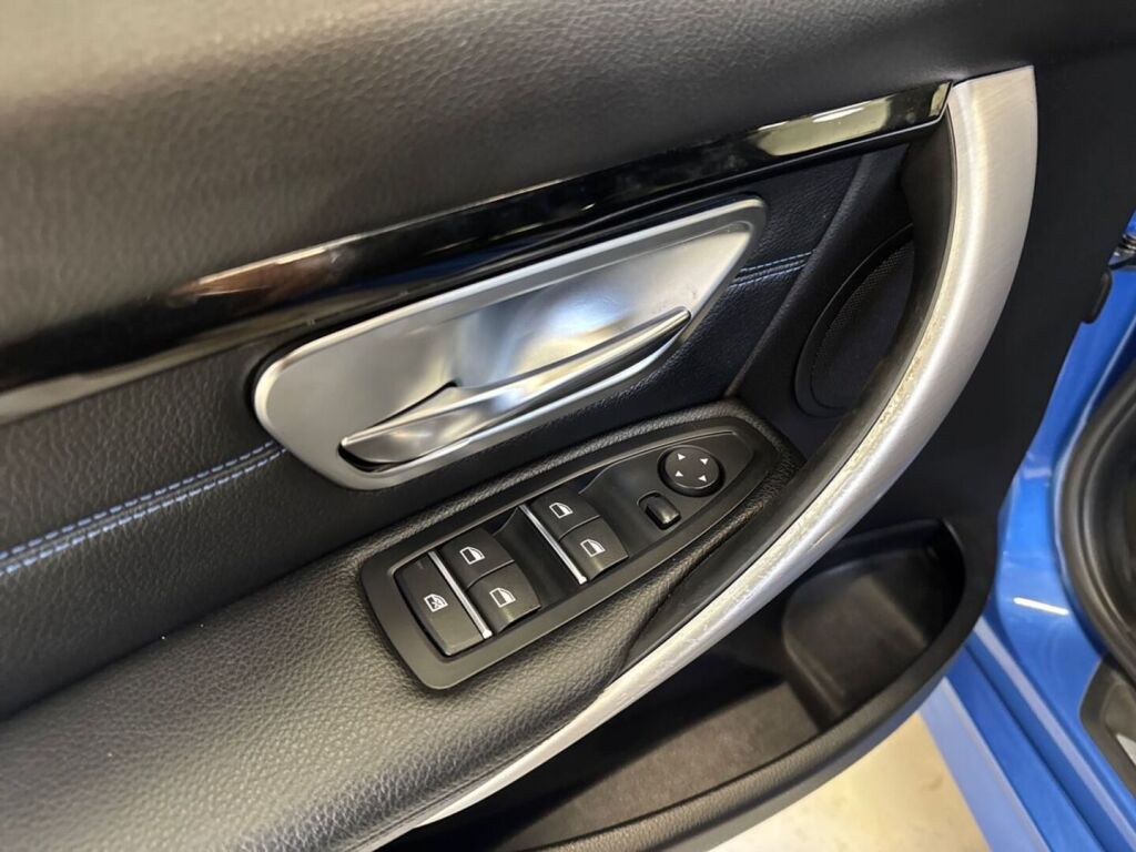 BMW 330 2018 Sininen