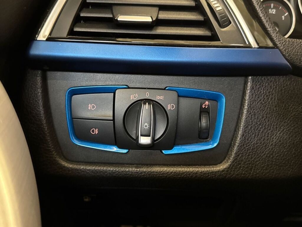 BMW 330 2018 Sininen