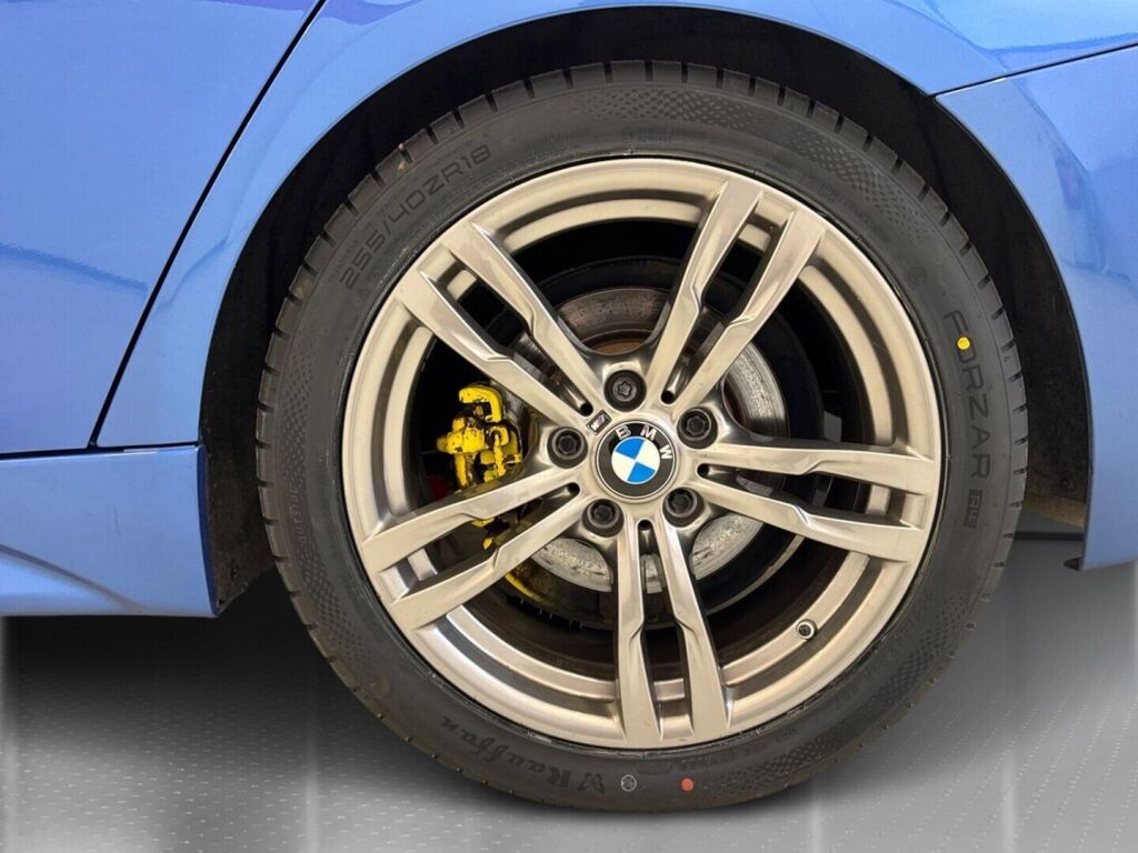 BMW 330 2018 Sininen