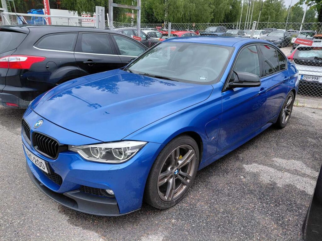 BMW 330 2018 Sininen