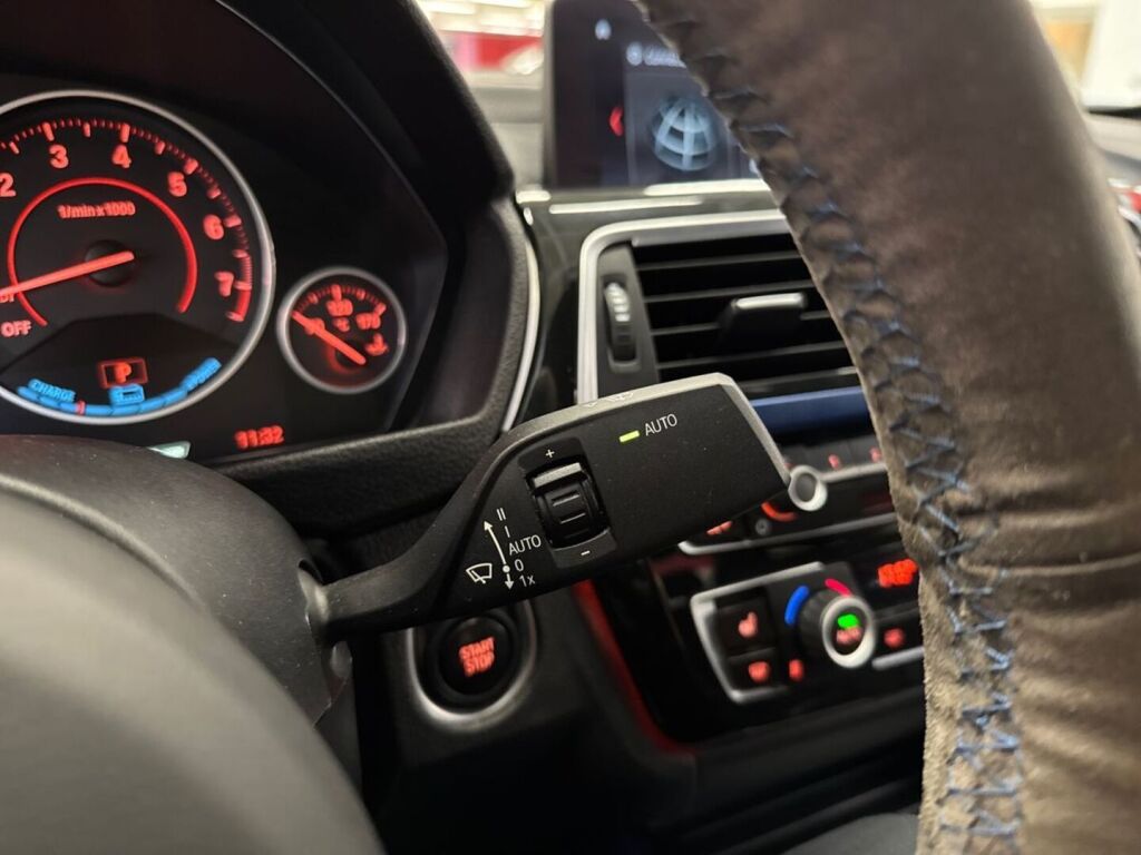 BMW 330 2018 Sininen