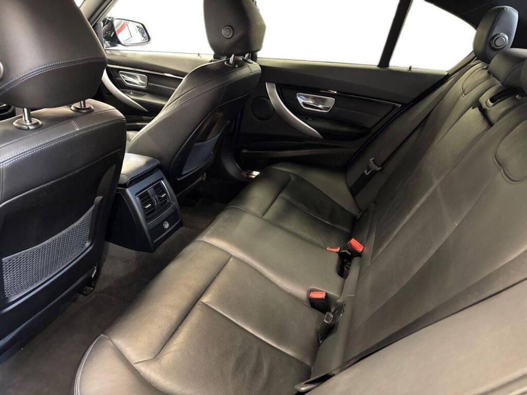 BMW 330 2018 Sininen