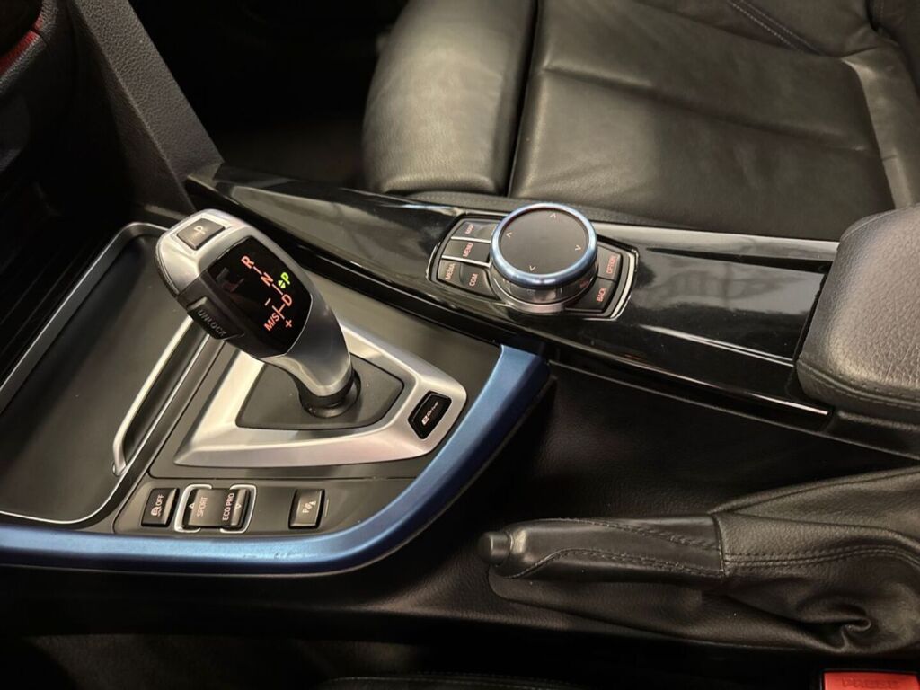 BMW 330 2018 Sininen