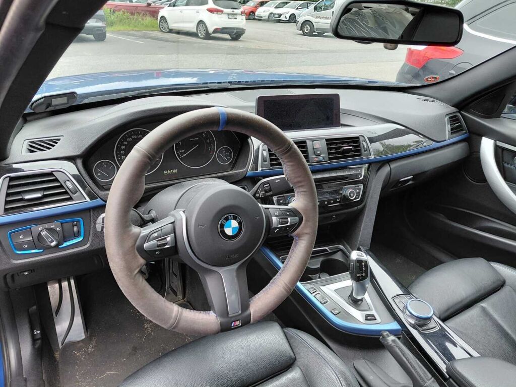 BMW 330 2018 Sininen