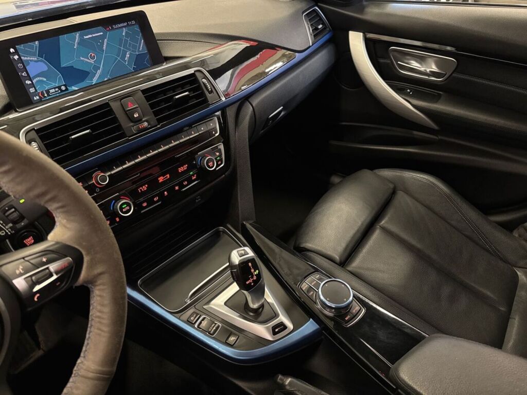 BMW 330 2018 Sininen