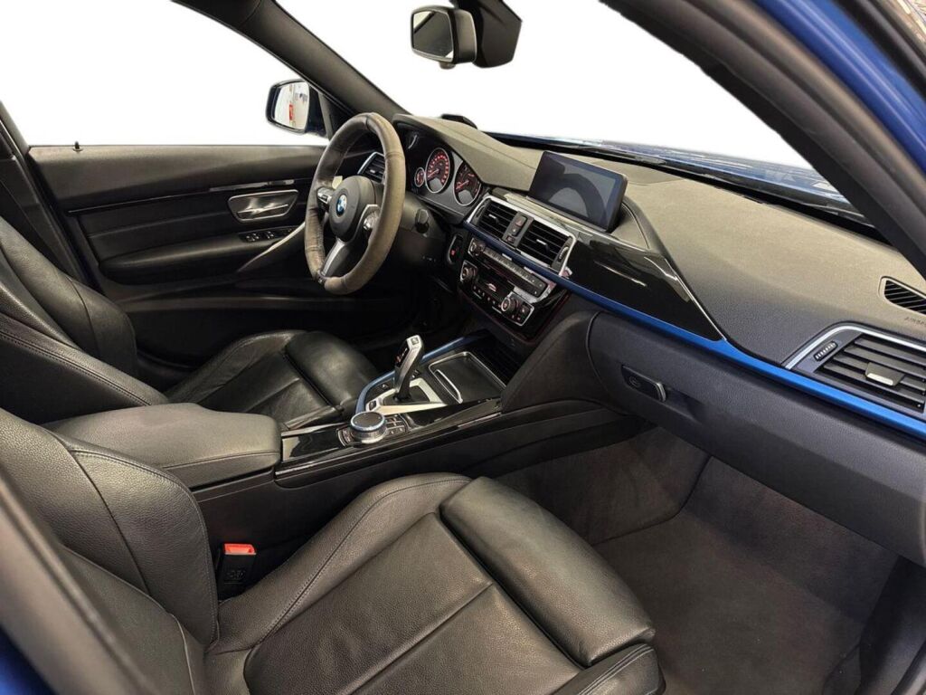 BMW 330 2018 Sininen