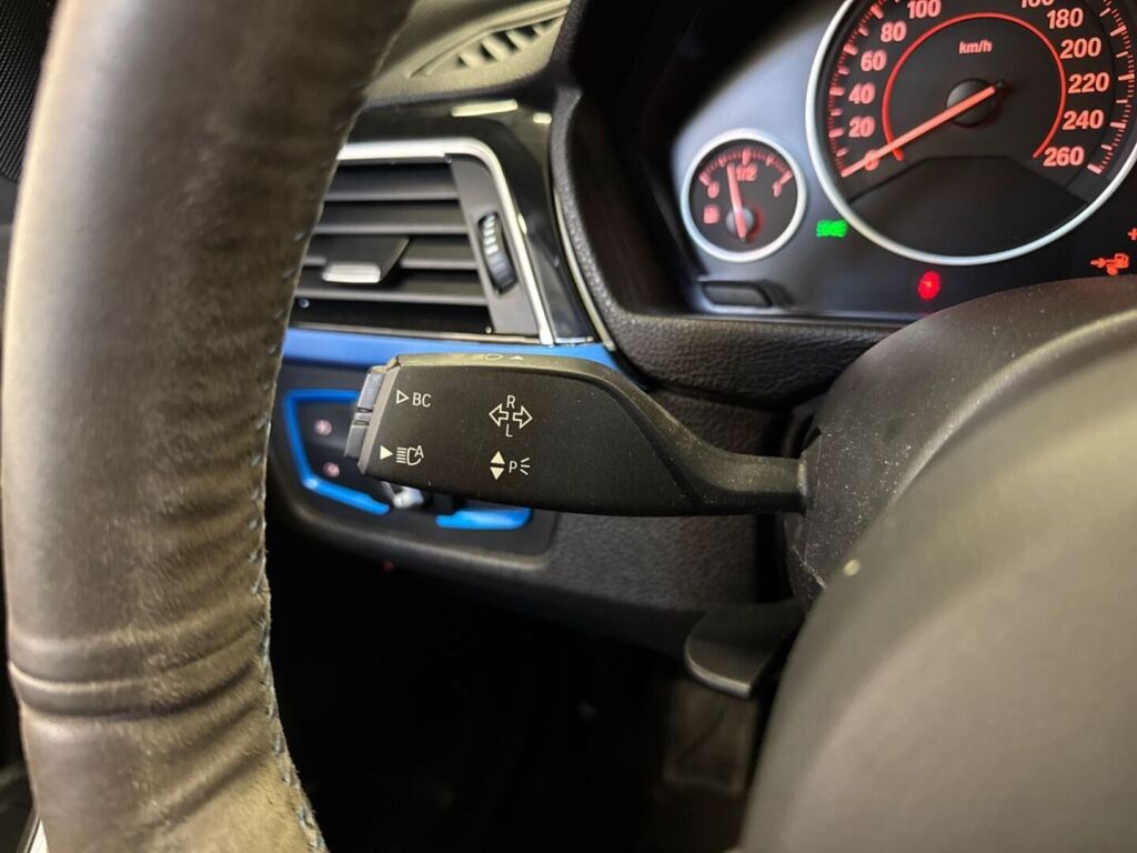 BMW 330 2018 Sininen