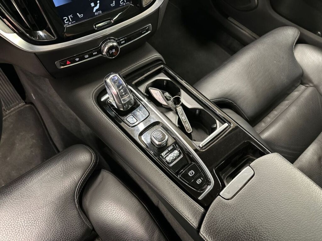 Volvo V60 2019 Musta
