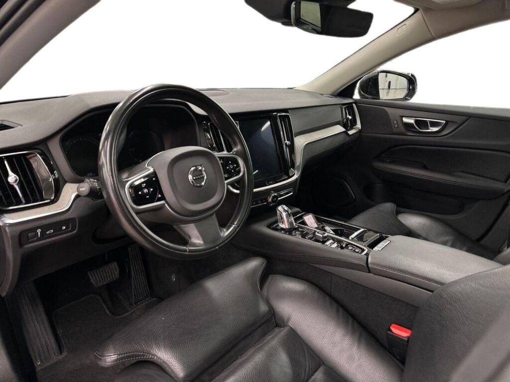 Volvo V60 2019 Musta