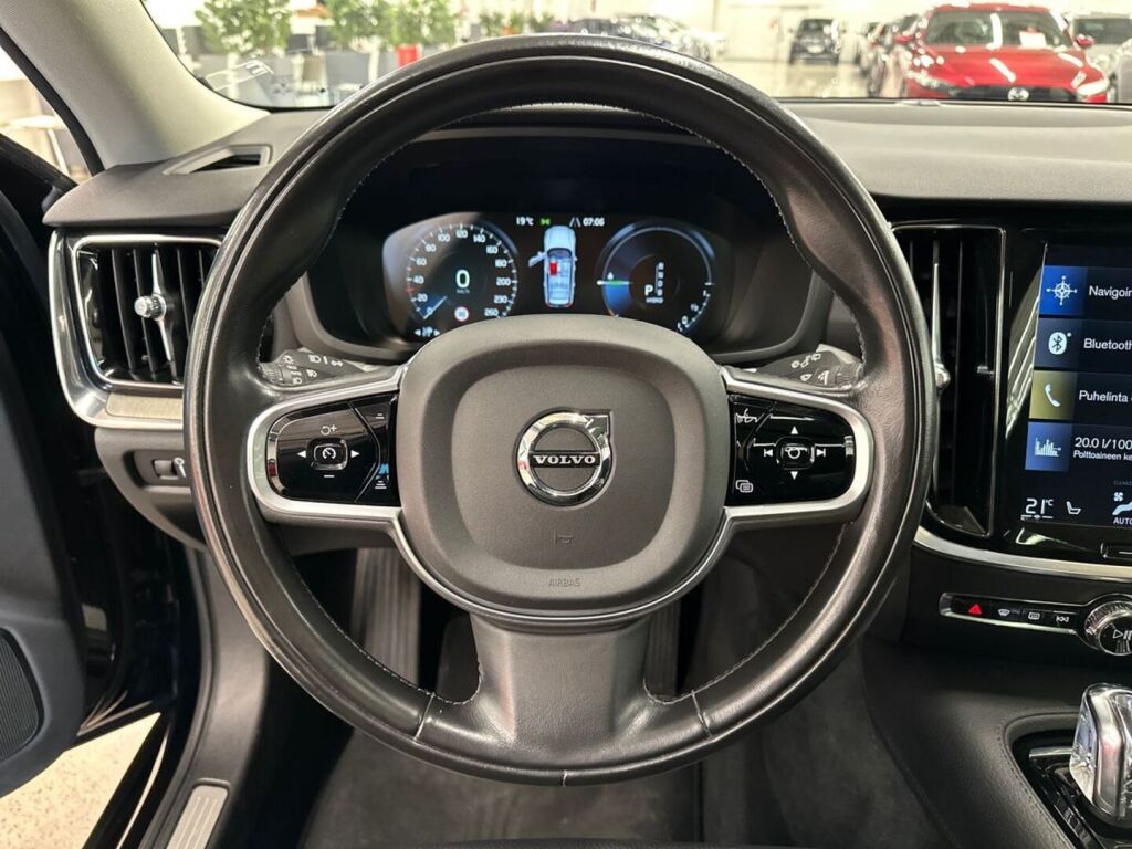 Volvo V60 2019 Musta