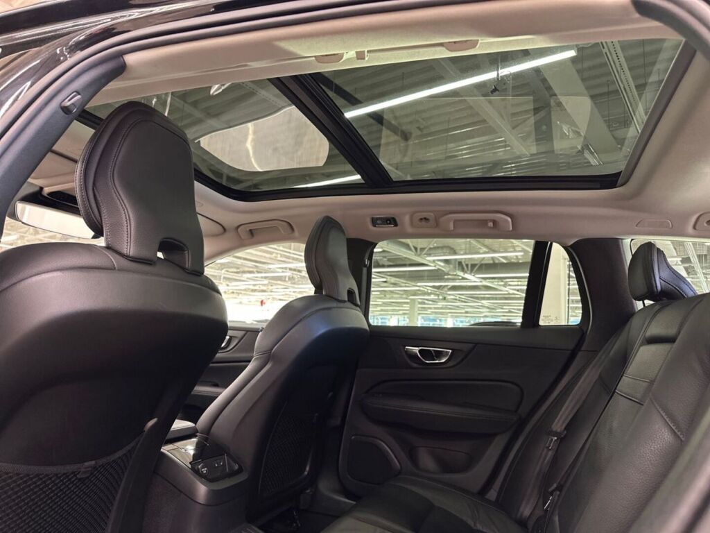 Volvo V60 2019 Musta