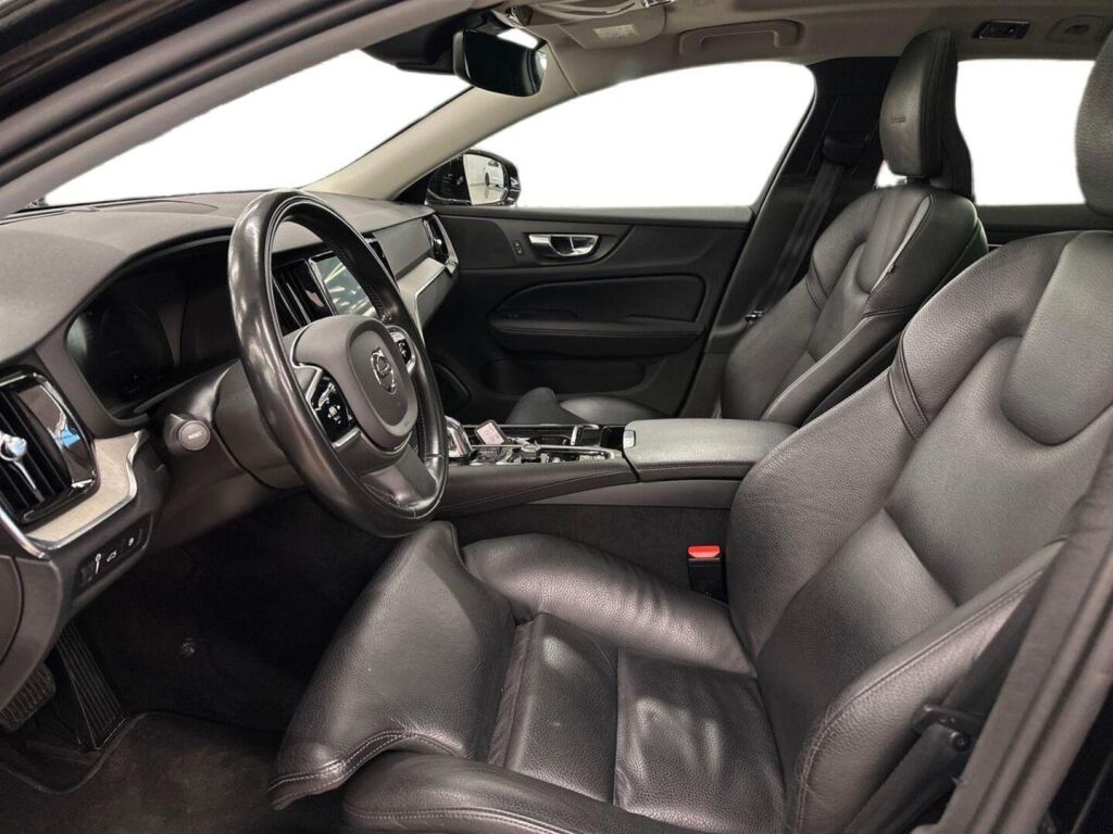 Volvo V60 2019 Musta
