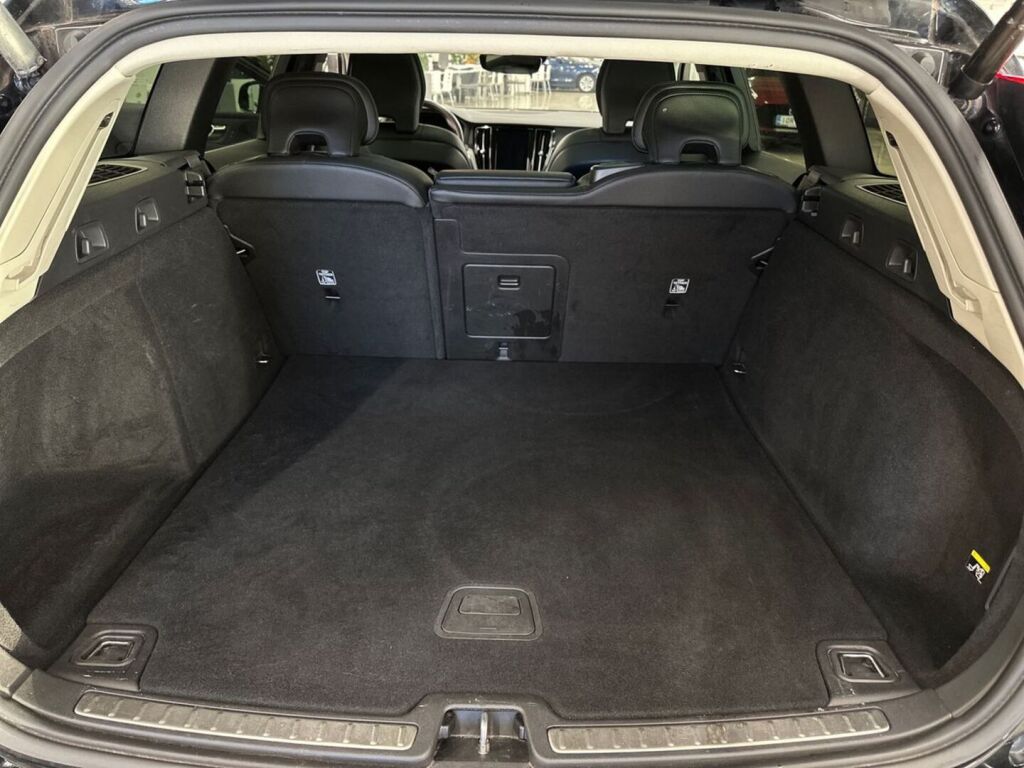 Volvo V60 2019 Musta