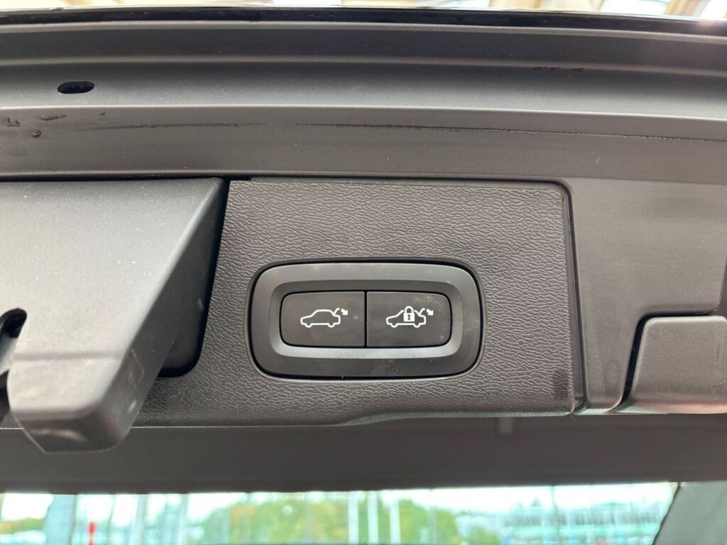 Volvo XC60 2023 Musta
