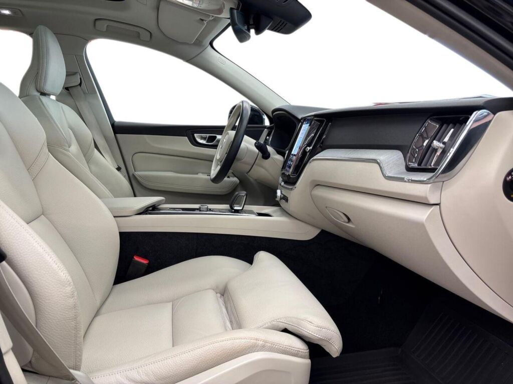Volvo XC60 2023 Musta