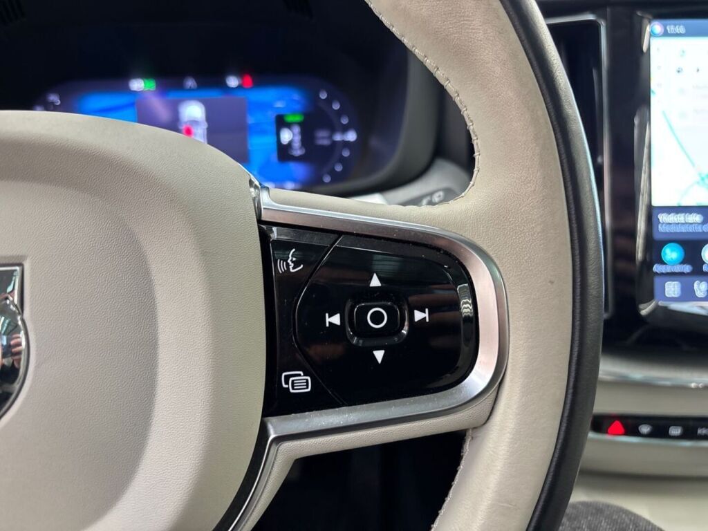 Volvo XC60 2023 Musta