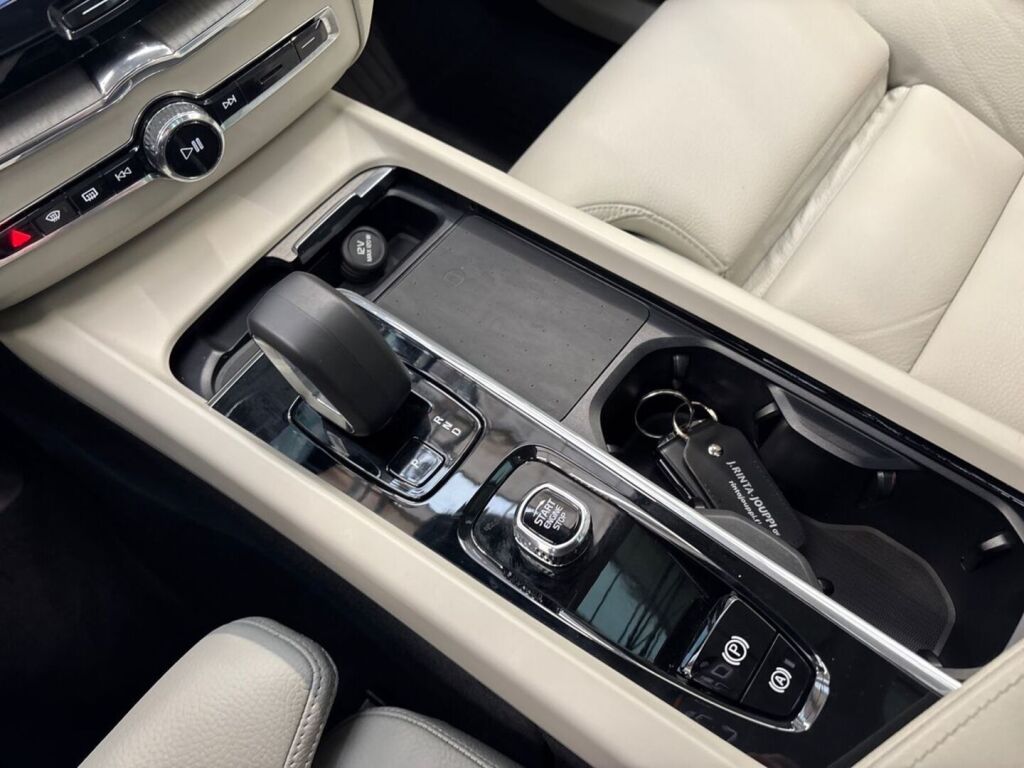 Volvo XC60 2023 Musta