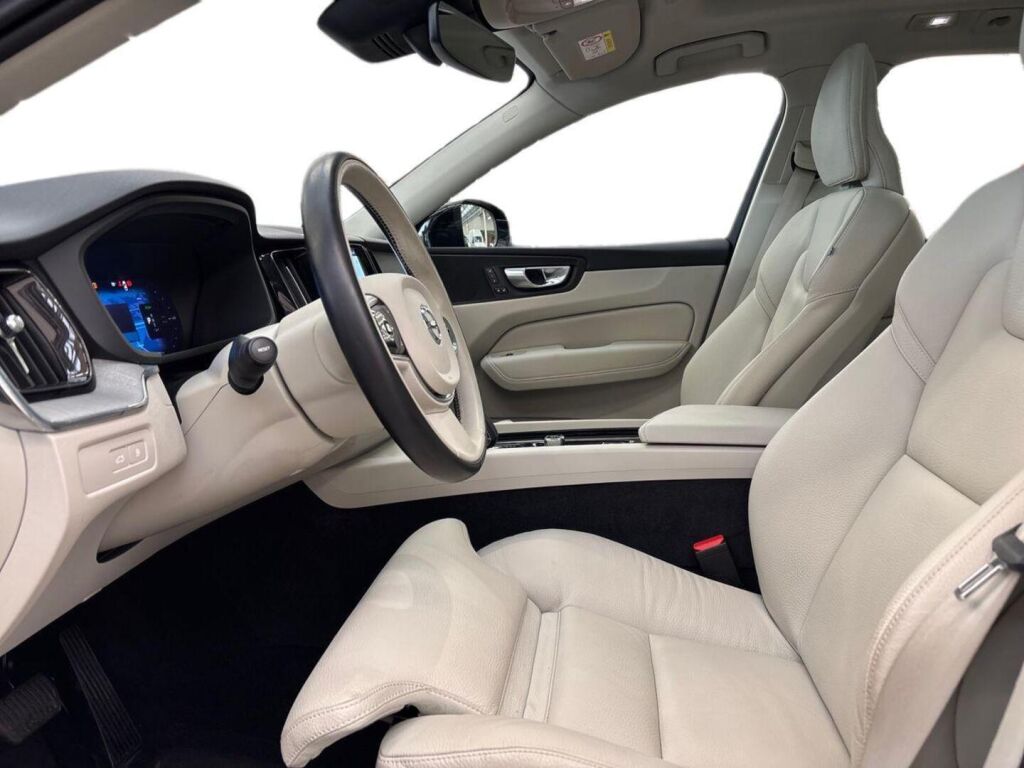 Volvo XC60 2023 Musta