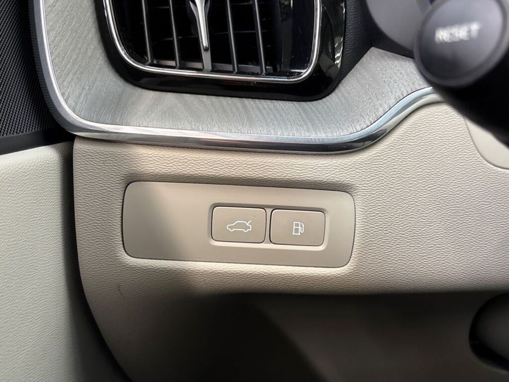 Volvo XC60 2023 Musta