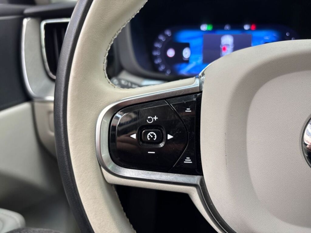 Volvo XC60 2023 Musta