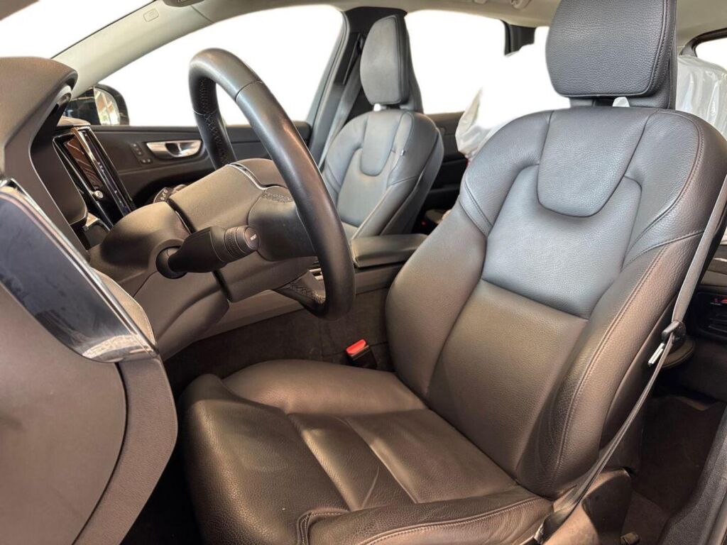 Volvo XC60 2023 Musta