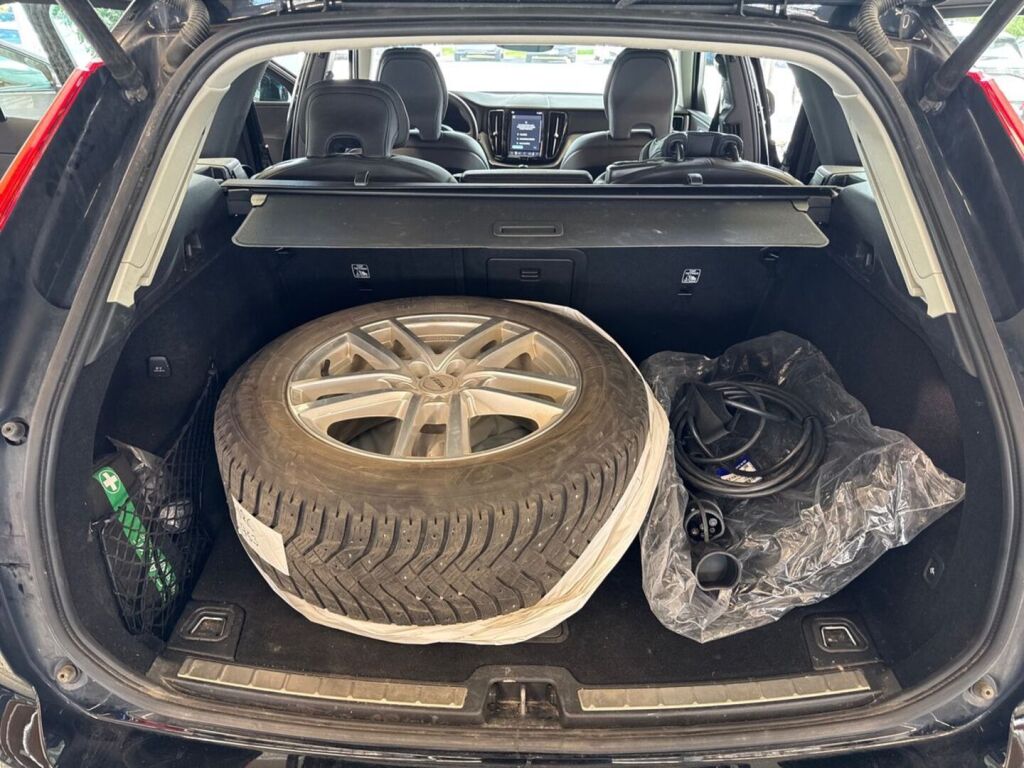 Volvo XC60 2023 Musta