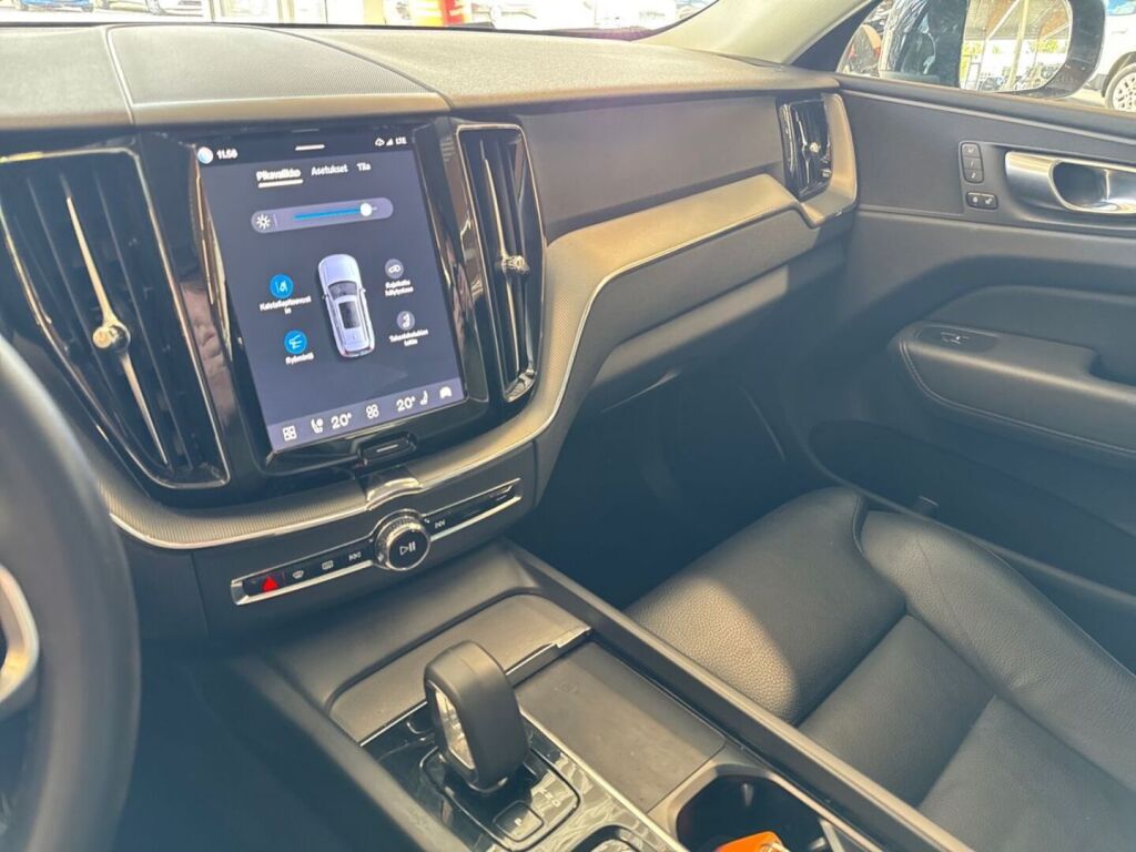 Volvo XC60 2023 Musta