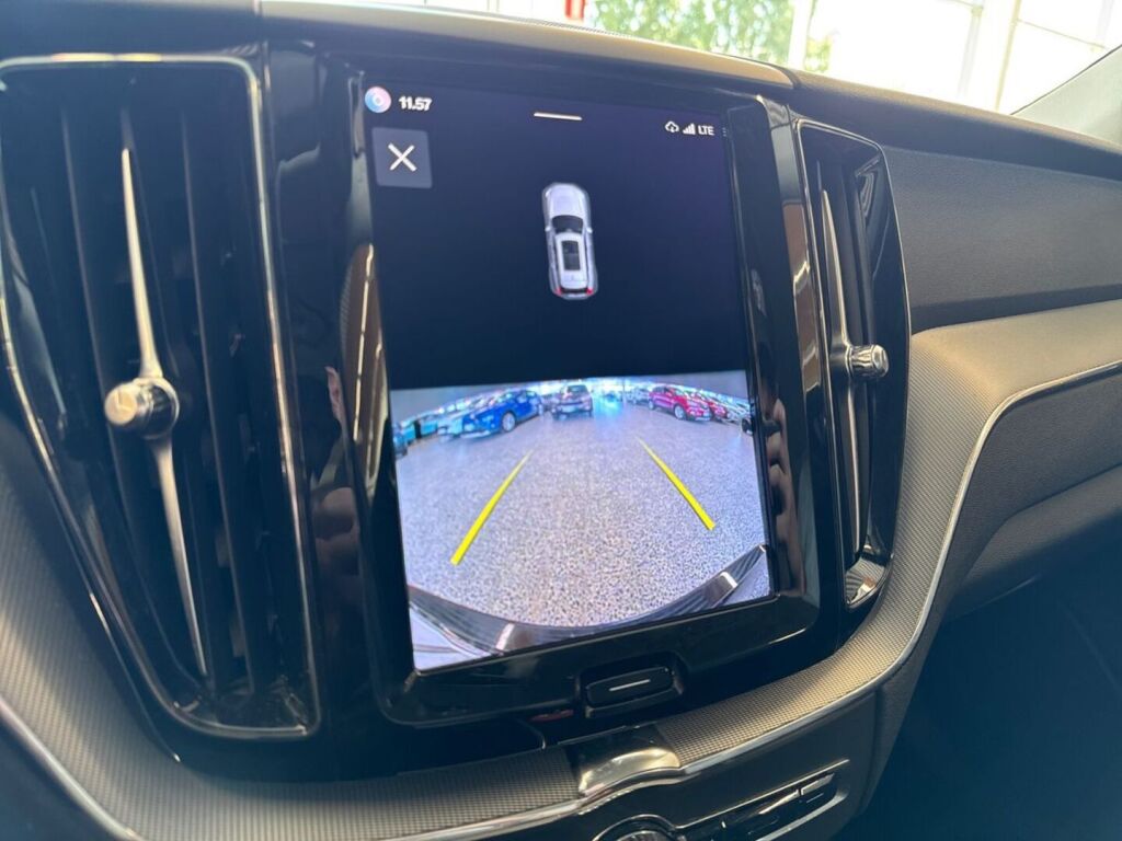 Volvo XC60 2023 Musta
